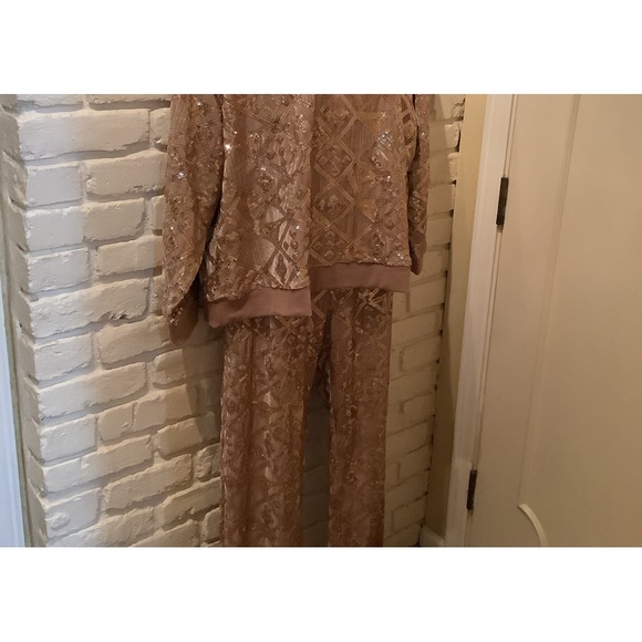 2pc plus size gold sequin jogging set. - Picture 9 of 10